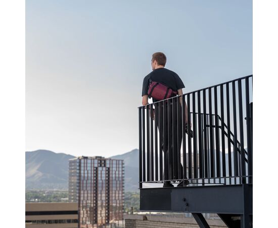 WANDRD Rogue Sling V2 6L - Rhone Burgundy